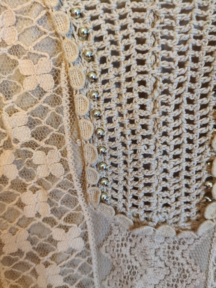 Túnica Forgotten Grace Crochet Cuello en V Adornada Manga Acampanada Boho Cottagecore L Foto 2 de 4