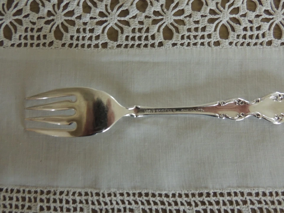 BAROQUE ROSE Salad Fork 1881 ROGERS Oneida Ltd 6.25" Long Used w/Light Scratches - Image 3 of 3