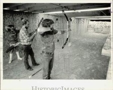 1984 Press Photo Mike Morse, Dennis King Practice Archery at The Sports Den