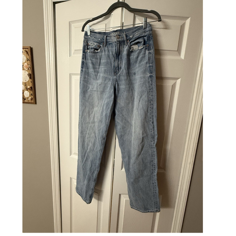American Eagle Outfitters Women’s Boyfriend Light Wash Distressed Denim Jeans