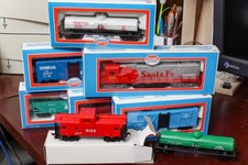 HO Scale Model TRAIN SET, w/ Loco, Caboose, 6 Cars, track, power pack