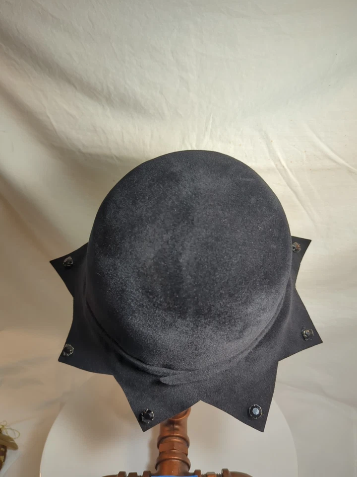 Vintage Black Glamour Felts Wool Cloche Flapper Hat Beading & Scalloped Brim - Image 4 of 4