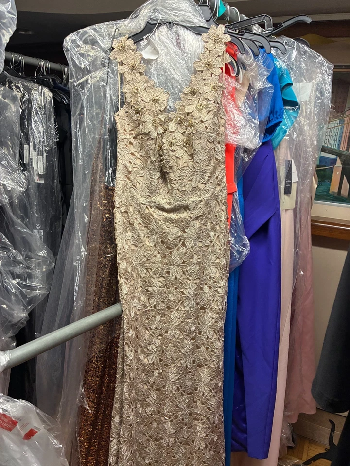 $2,980 Badgley Mischka Champagne Gold Floral Lace Guipure Gown sz 2 Runway MOB - Image 3 of 4