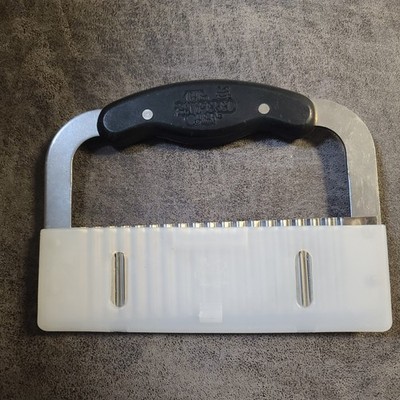 Pampered Chef Garnisher #1062 Crinkle Chopper Cutter w/Blade Cover