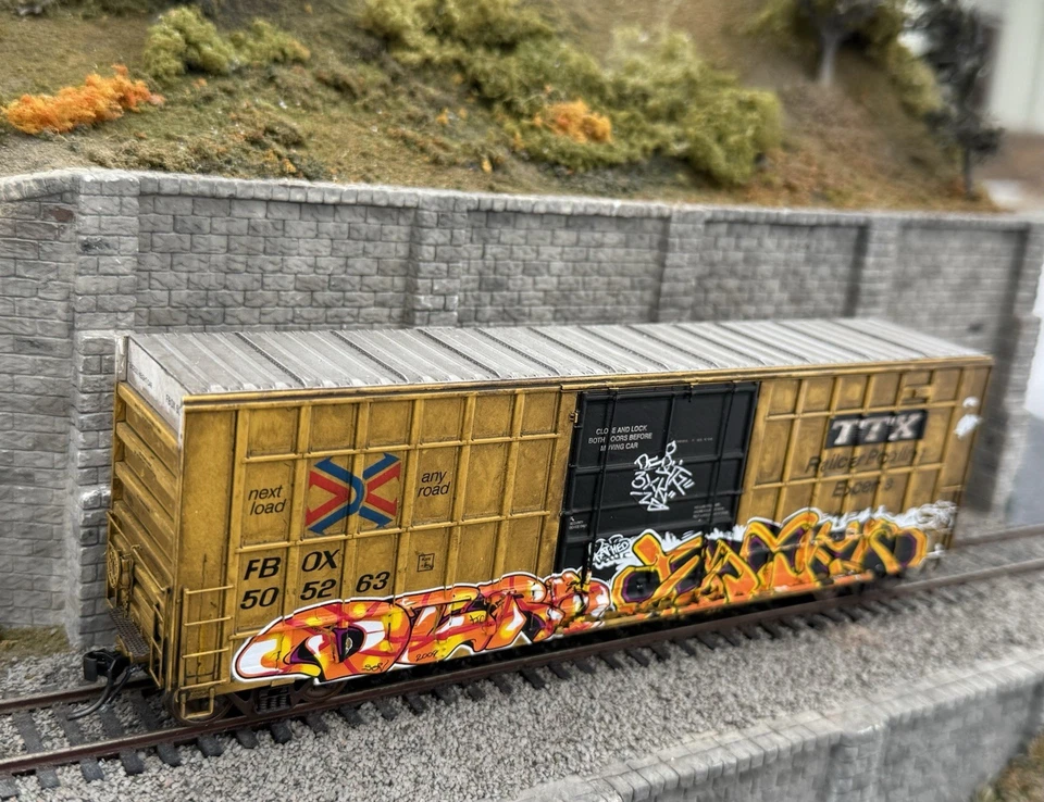 Vagón de caja ExactRail escala HO NUEVO EN CAJA desgastado Foto 4 de 4