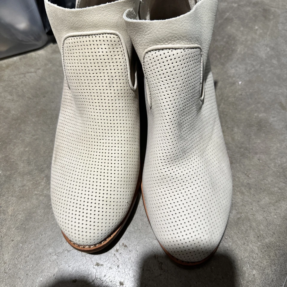 Botas blancas al tobillo de cuero gamuza Nurture con cremallera lateral para mujer talla 9,5 M Foto 2 de 4