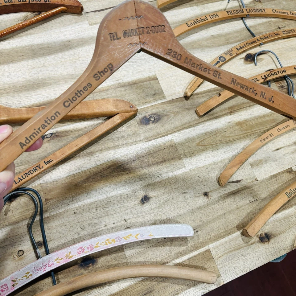 Lote de 12 perchas de madera antiguas vintage para publicidad de hotel en Nueva York Foto 3 de 4