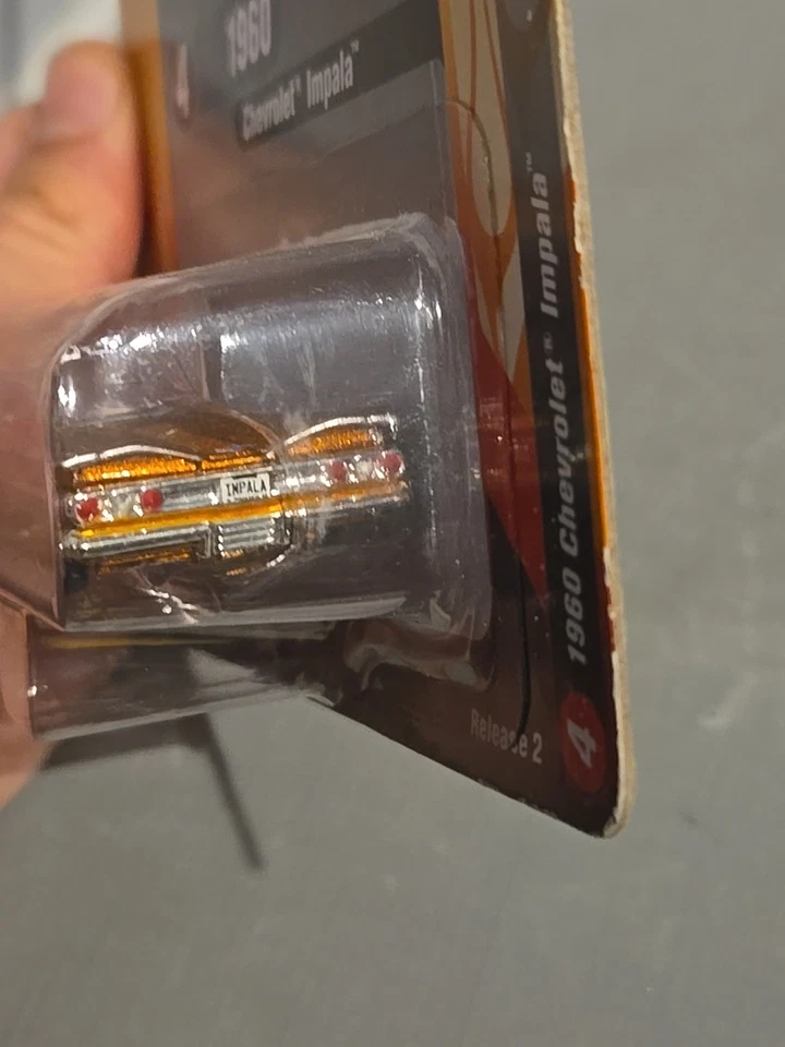 Chevrolet Impala Chase Car 1960 Racing Champions Mint Gold Strike 1:64 Foto 4 de 4