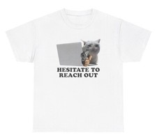 Camiseta Hesitate To Reach Out Divertida Gato Animal Dueño Mamá Papá Humor Divertido Regalo Camiseta