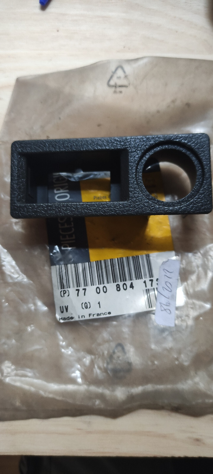 Support allume-cigare Clio 1 neuf pour réparer une console centrale cassée 7700804173