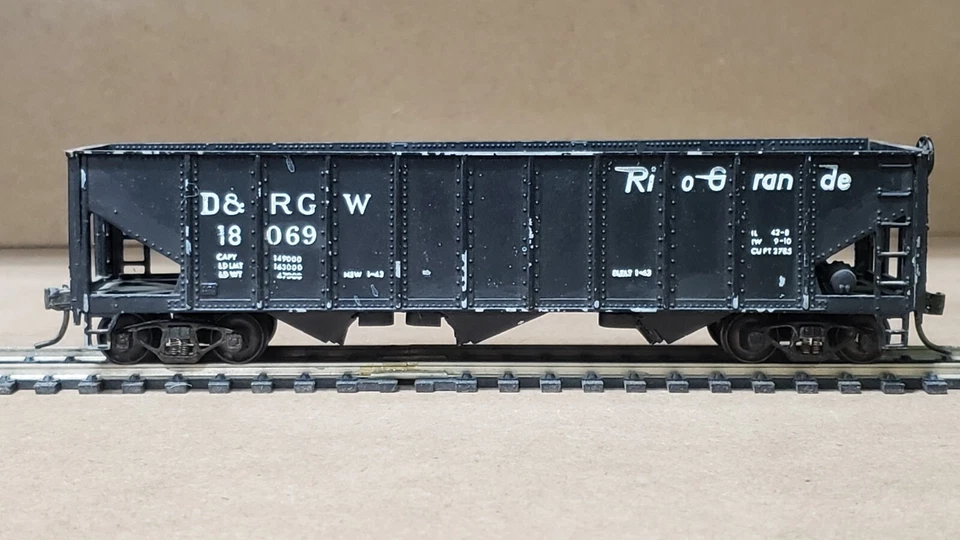 Bowser - HO Scale (D&RGW) Denver & Rio Grande Western 3 Bay Hopper Car - Image 3 of 4