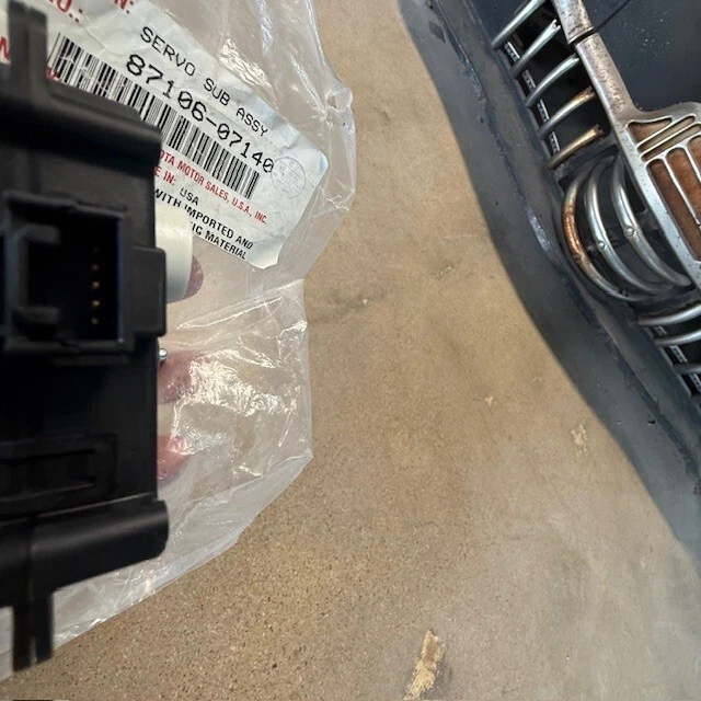 SERVO AMORTIGUADOR DE RECIRCULACIÓN ORIGINAL TOYOTA TUNDRA HIGHLANDER GX460 87106-07140 Foto 3 de 4