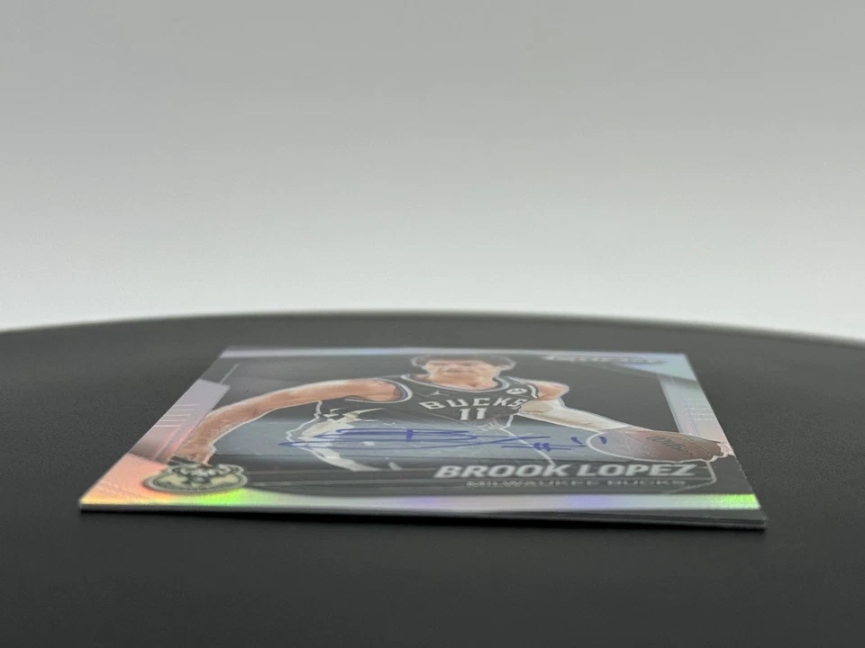 2024-25 Panini Prizm Negro Plata Automático #157 Brook Lopez (AU) Milwaukee Bucks Foto 4 de 4