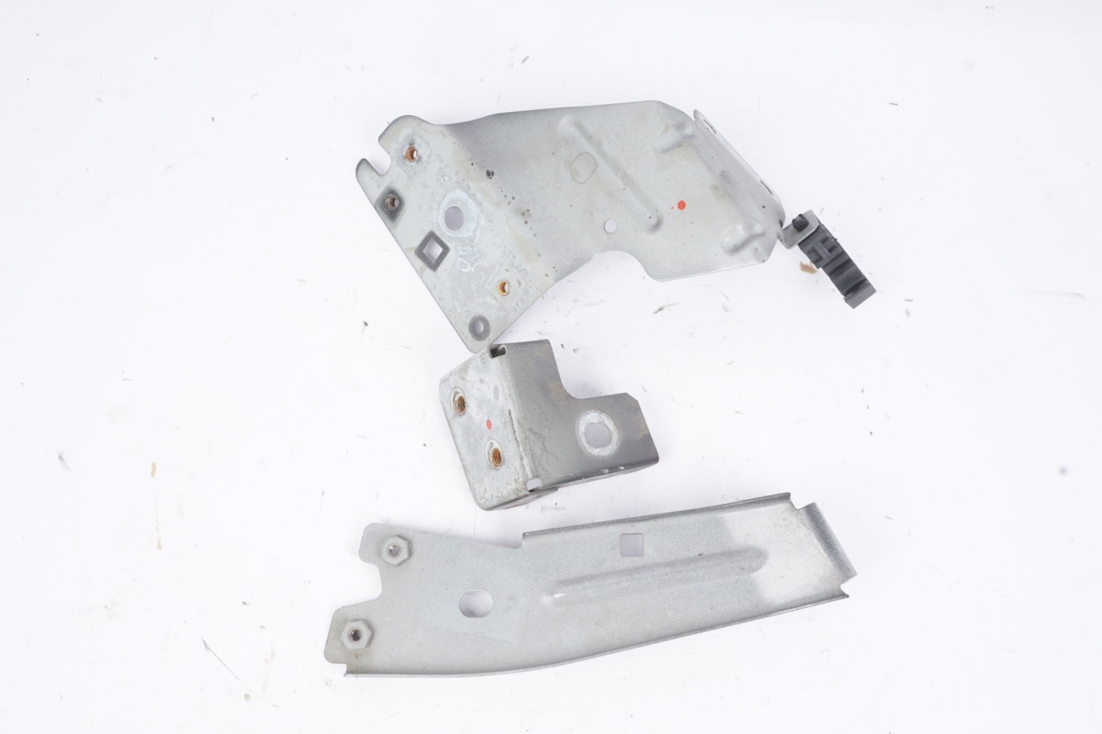 2014-2020 MASERATI GHIBLI FRONT LEFT FENDER LOWER MOUNT SUPPORT BRACKET OEM
