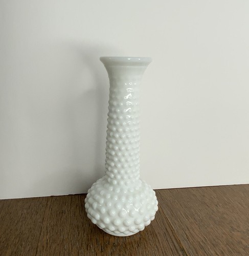 Vintage MCM Mid Century Modern EO Brody Weiß Milch Glas Hobnail Knospe Vasen 7,5 Zoll