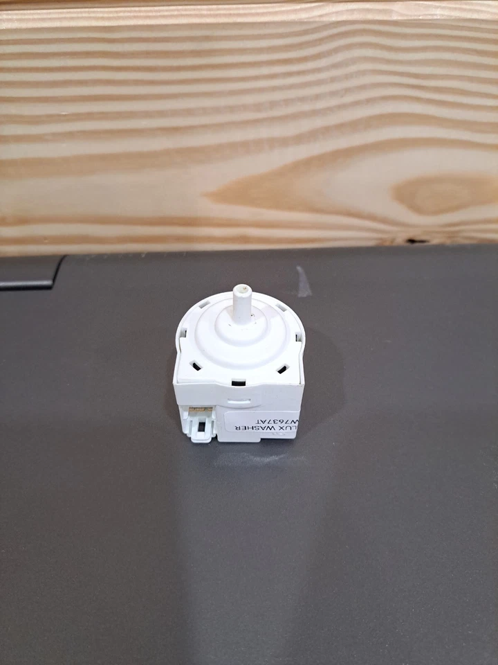 Interruptor de presión para lavadora de carga frontal Electrolux ELFW7637AT Foto 2 de 3