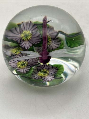 Lundberg Studios Daniel Salazar Dragonfly & Flowers Glass Paperweight 3” - Picture 8 of 12