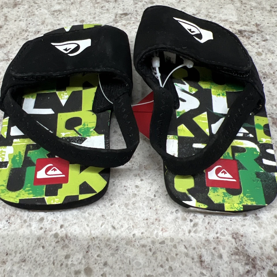 ¡NUEVO CON ETIQUETAS! Sandalias de playa de ancho ajustable negras/verdes Quicksilver talla 4 para niños pequeños Foto 3 de 4