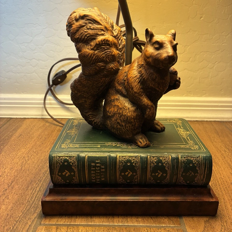 Ardilla rústica en libros lámpara luz Lodge decoración única caprichosa - Hecha en EE. UU. Foto 4 de 4