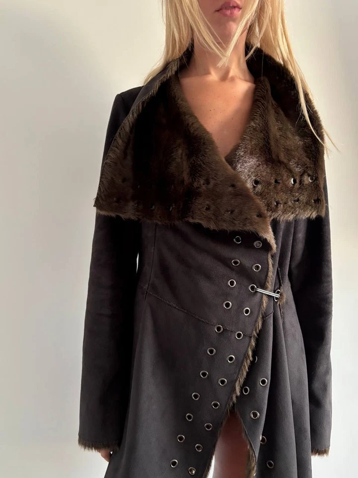 Precioso abrigo de piel asimétrica con tachuelas streetwear vintage Foto 2 de 4