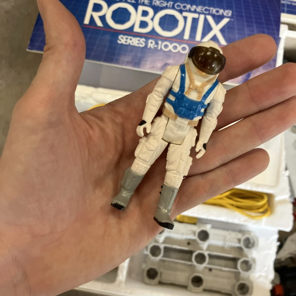 Milton Bradley 1985 ROBOTIX Serie R-1000 Juego Piezas Viene Con Figura Foto 3 de 4