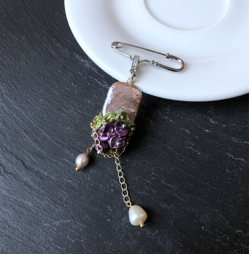 Collier broche 2 en 1 en véritables perles baroques et fleur violette délicate