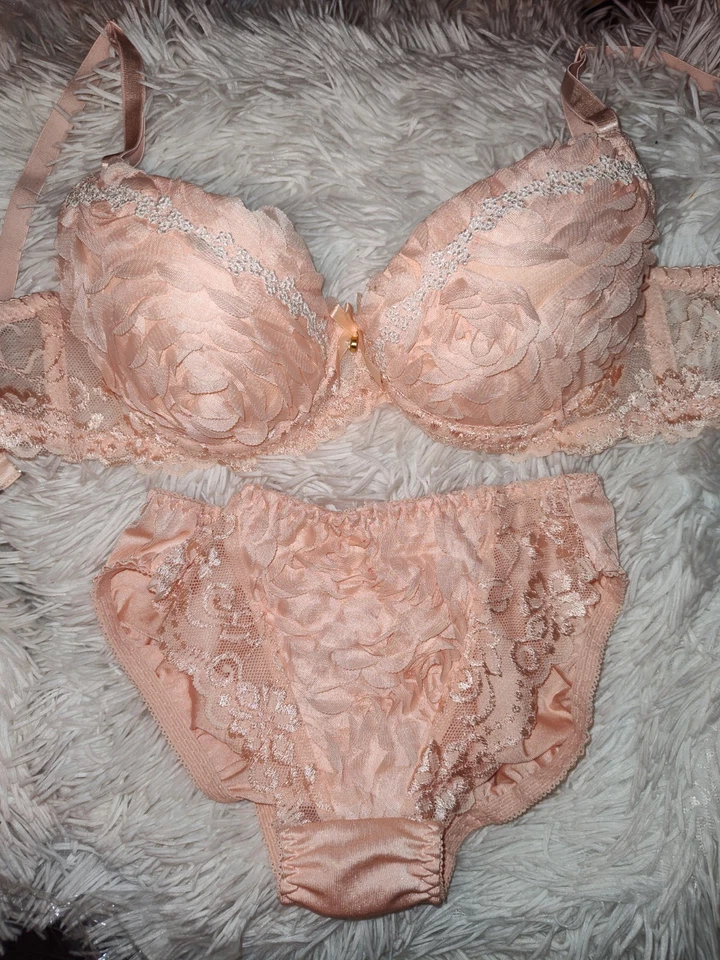 Juego de sujetador floral 3D melocotón B75 JPN/34A EE. UU. Foto 3 de 4