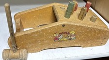 Vintage grande Playskool Noma panca martellante giocattoli in legno con picchetti e mazza giocattolo colorato