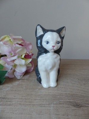 Kleine alte Katze aus Gips - Figur weiß und grau mit blauem Blick
