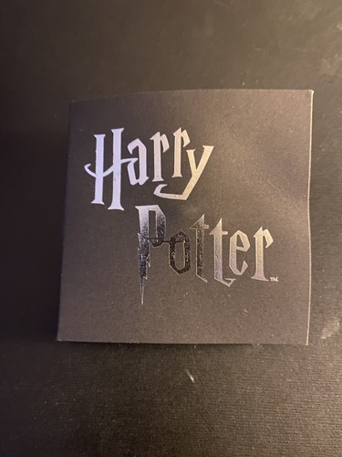 Harry Potter Cassa del Bottino Mondo Magico Godric Grifondoro Spada Nagini Serpente Spilla - Foto 4 di 4