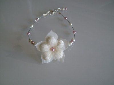 Bracelet Enfant – Beige Clair / Ivoire / Ecru – Fleur – Pour Robe Cérémonie, Mariage – Verre