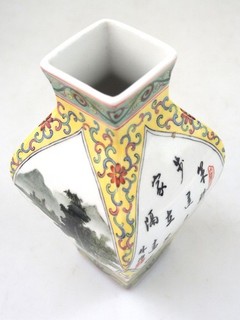 Chinesische Vase Landschaftsdekor und Kalligraphie