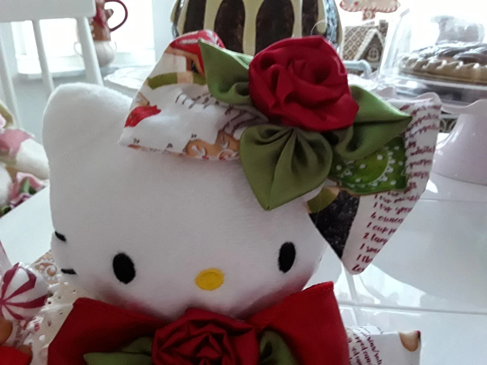 GALLETAS DE JENGIBRE DE NAVIDAD VESTIDAS HELLO KITTY CON CORAZÓN ORNIE Y CARAMELOS Foto 3 de 4