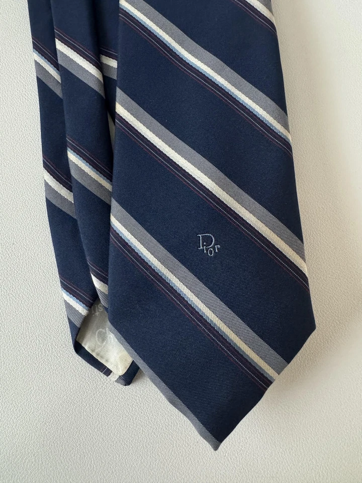 Corbata Christian Dior vintage para hombre azul marino con logotipo a rayas diagonales París Nueva York años 80 Foto 3 de 4