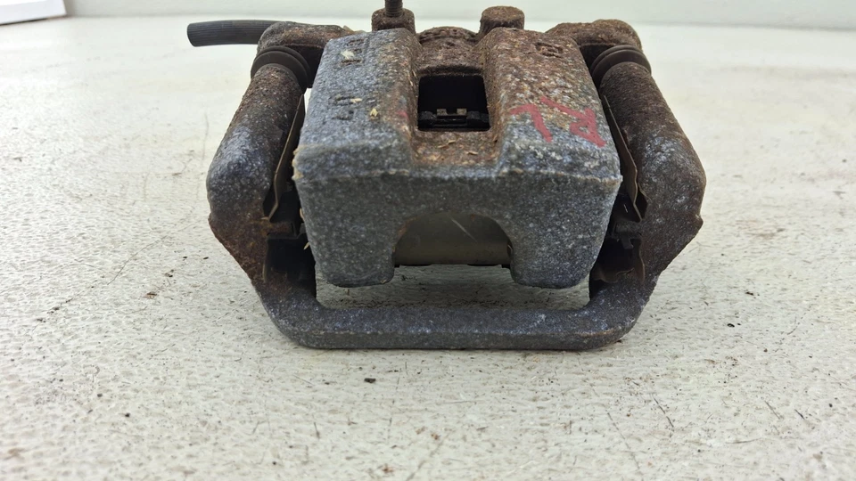 Pinza de freno de disco trasera izquierda Nissan Rogue Sport 2017-2021 OEM Foto 3 de 4