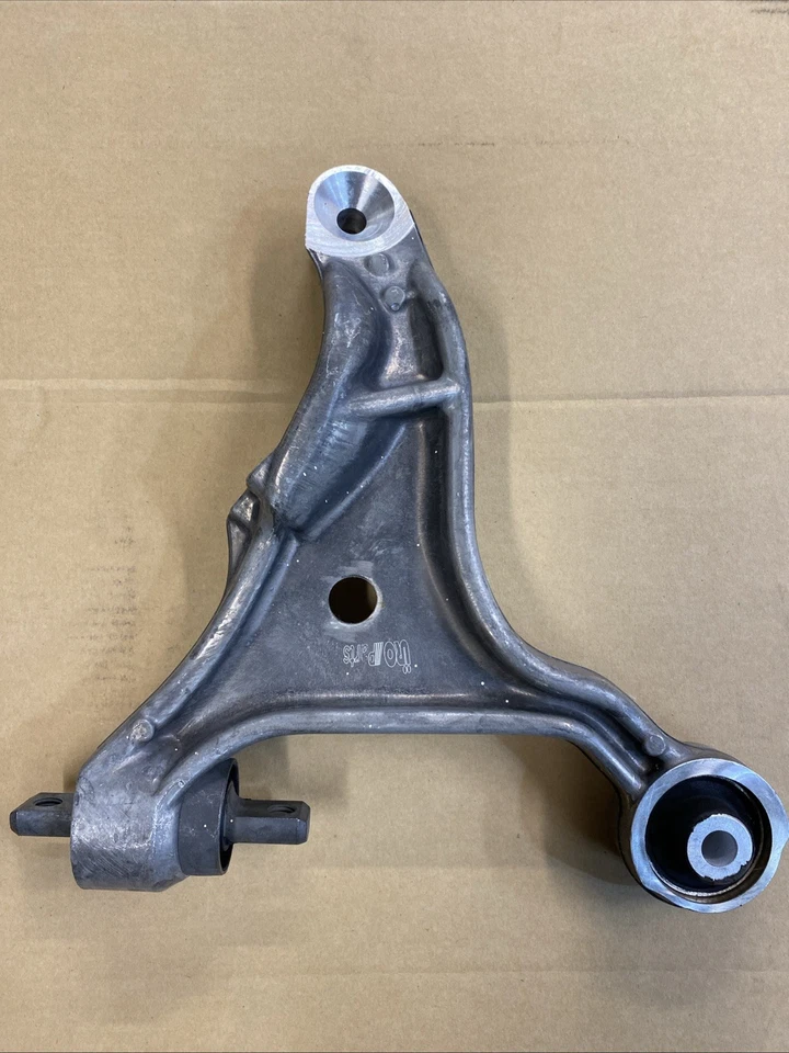 Brazo de control de suspensión URO Parts 30635230 Foto 2 de 3