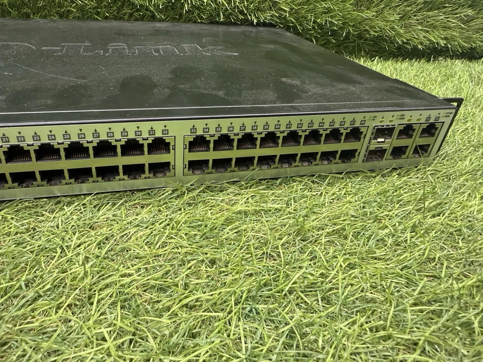 D-Link DES-1252 52 Port Gigabit Web Smart Switch + 2 GBIC Ports with Ears #OR - Image 3 of 4