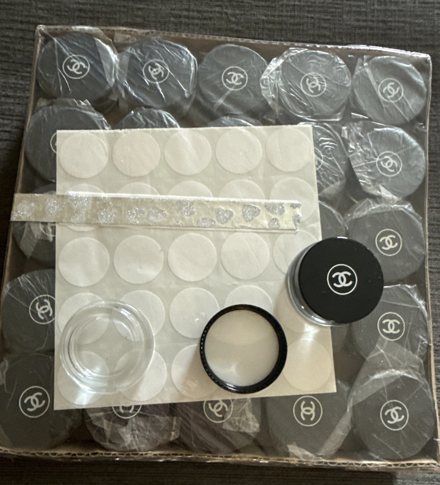 50pcs 5g Glass Cosmetic Jars w/ Black Lids Empty Cream Sample Containers NEW
Opens in a new window o
