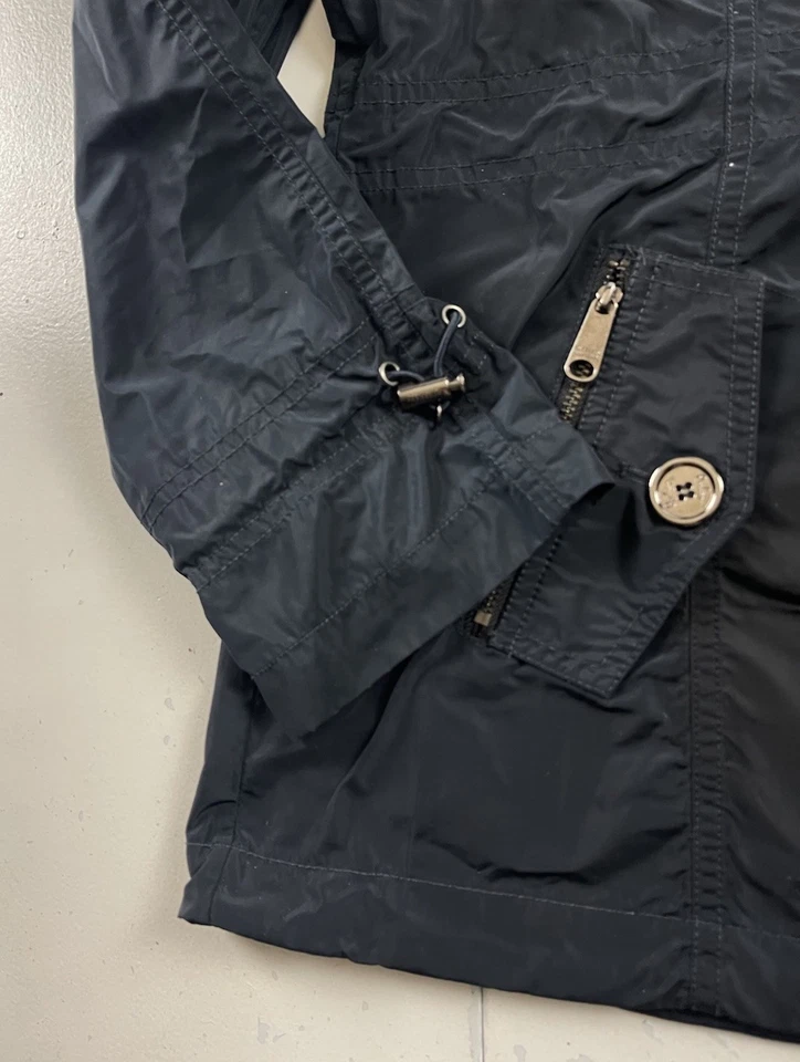 Chaqueta parka de nailon Burberry Blue Label Mountain para mujer talla pequeña negra con capucha Foto 4 de 4