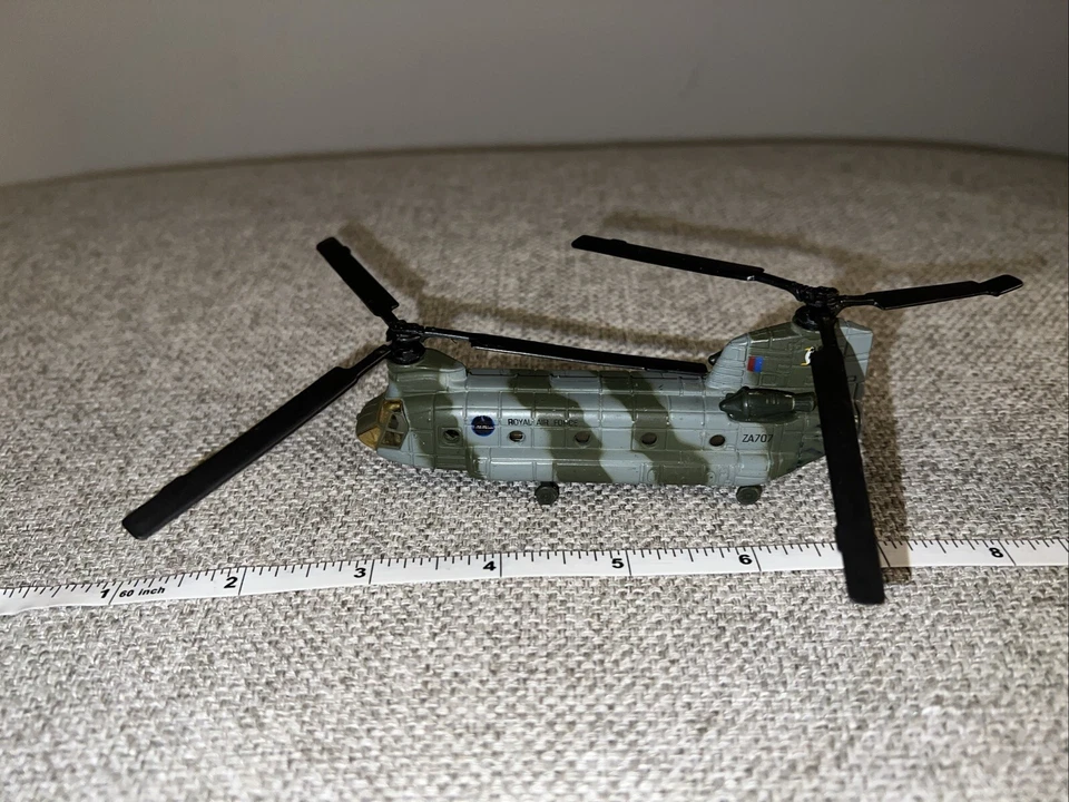 Helicóptero Maisto Humvee y Chinook CH-47 Royal Air Force Foto 2 de 4