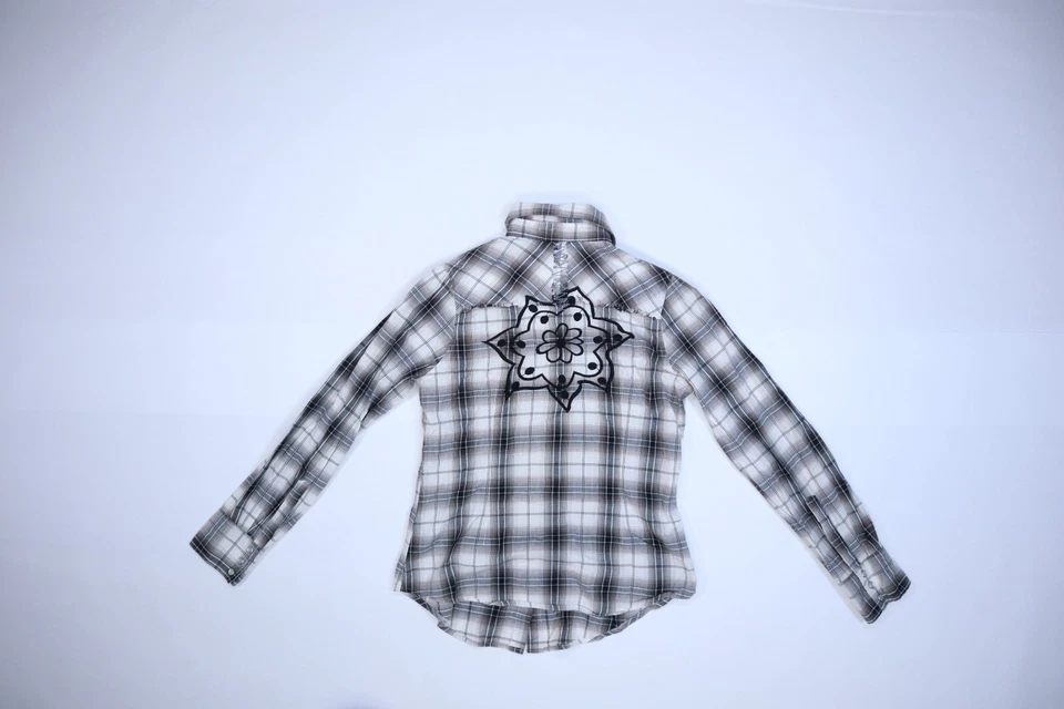 Camisa occidental a presión de perlas bordadas borde crudo manga corta a cuadros Roar para mujer L Foto 3 de 4