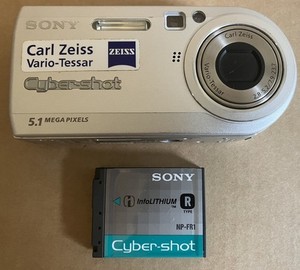 VGC Sony Cyber-shot 5.1 MP Mega Pixel Digital Camera (DSC-P100) Carl Zeiss