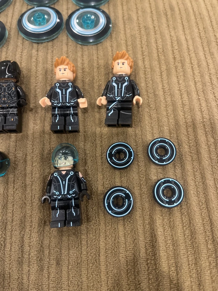 Huge LEGO TRON: Legacy 21314 6 Minifigures plus 6 discs and wheels - Image 3 of 4