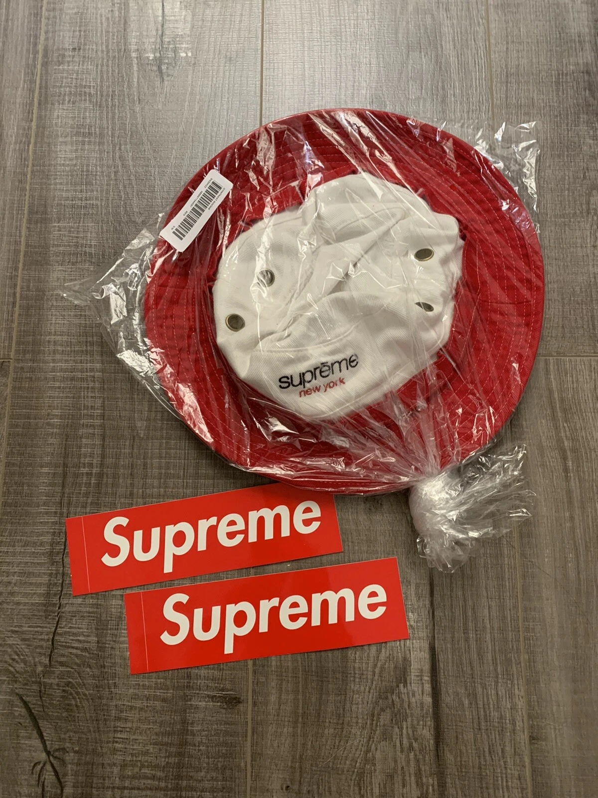 Supreme Contrast Boonie S/M rouge EN MAIN. VENDEUR DE CONFIANCE