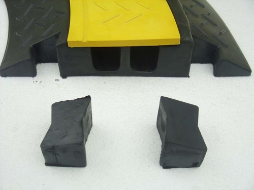 10 x 30 Grad Bogen 2 Kanal Kabelbrücke Überfahrschutz Gummirampe Kabelkanal Ecke - Picture 6 of 11