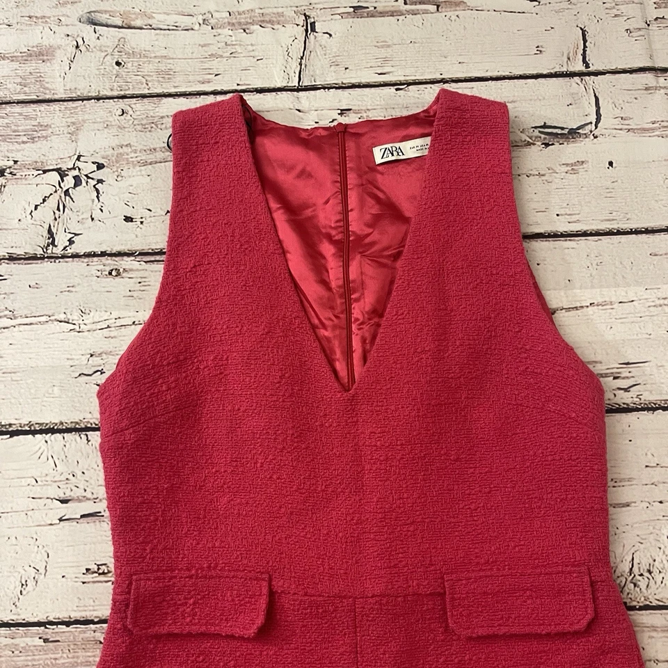 Mono corto tejido texturizado rosa Zara mameluco corto Barbie talla mediana cuello en V Foto 2 de 4