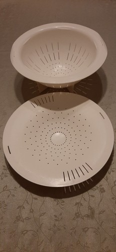Tupperware double colander strainer, white with locking lid - Picture 4 of 4