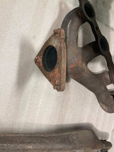2000-2002 Chevy Camaro 5.7 ls1 pair with egr has flanges - Picture 5 of 8