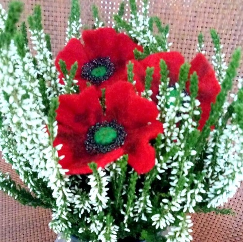 Broche alfiler de amapola roja hecho a mano lana fieltro flor joyería regalo del día del recuerdo - Imagen 17 de 24