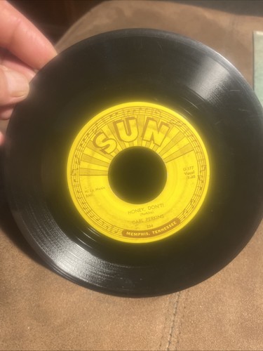 Carl Perkins - Blue Suede Shoes / Honey Don't 45rpm Sun Records 1956 Rockabilly - Picture 2 of 4